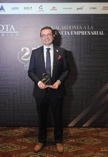 Diego Quijano recibe Galardón Excelencia Empresarial- Categoría CEO Diego Quijano, CEO de BDO Interaméricas, fue reconocido con el Galardón a la Excelencia Empresarial – Primer Cuarto de Siglo, en la categoría CEO del Año, otorgado por La Nota Económica*.